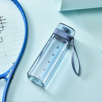 Viaja con estilo con el logotipo personalizado en forma cuadrada Botella de bebida de 550ml 700ml con cuerda