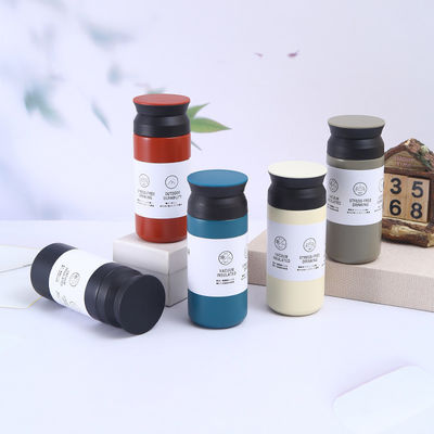Regreso a la escuela Tazas aisladas de acero blanco 500 ml Flasca de vacío tumbler con mango