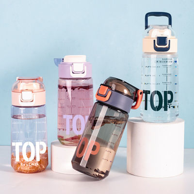 Botella de agua de plástico Tritán de 480 ml con agua hirviendo aplicable y marca de tiempo