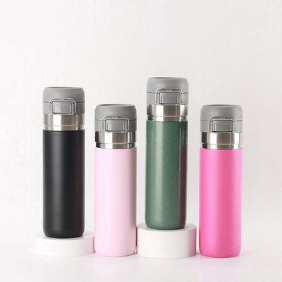 Botella de agua aislada de acero inoxidable de 700 ml para viajes y aventuras sostenibles