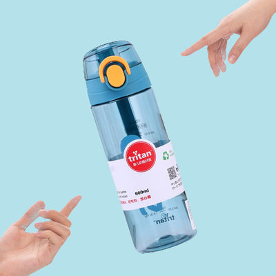 Botella de agua transparente de 600 ml de Tritán Botella de plástico para bebidas deportivas con tapa de mango
