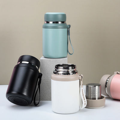 Mantente hidratado en tu aventura de campamento con esta botella de agua aislada de acero inoxidable