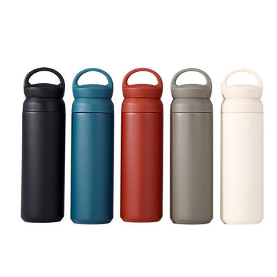 La taza aislada de acero inoxidable negro más popular con un frasco de vacío con logotipo personalizado