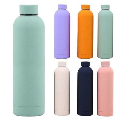 Botella de agua de pintura de caucho de acero inoxidable 304 500 ml con tapa de calidad alimentaria PP