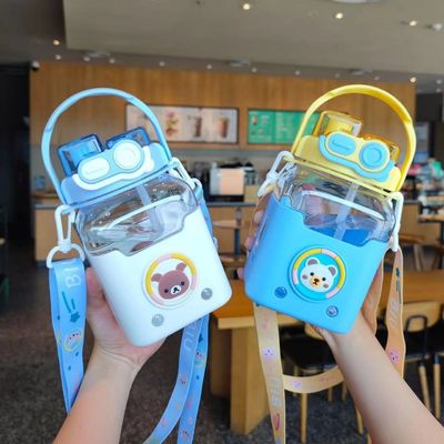 Botella de agua de plástico para estudiantes con mango y cinturón para hombros 980ml Diseño de dibujos animados