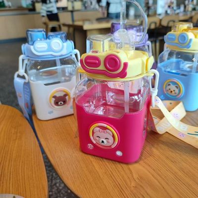 Botella de agua de plástico para estudiantes con mango y cinturón para hombros 980ml Diseño de dibujos animados