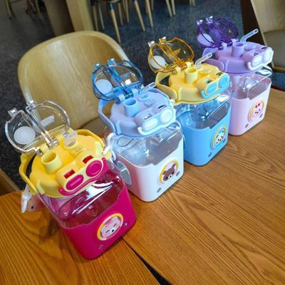 Botella de agua de plástico para estudiantes con mango y cinturón para hombros 980ml Diseño de dibujos animados
