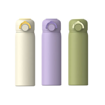Mantente refrescado en tu aventura sin conductor con esta taza de termos de diseño elegante
