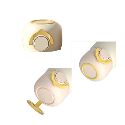 Mantente refrescado en tu aventura sin conductor con esta taza de termos de diseño elegante