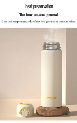 Mantente refrescado en tu aventura sin conductor con esta taza de termos de diseño elegante
