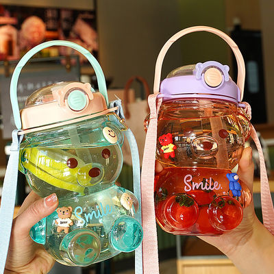 La botella de agua con paja para estudiantes en estilo de verano.