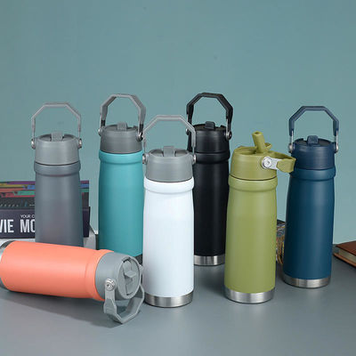 Botella de agua para deportes al aire libre de 550 ml/650 ml con bebida recta y diseño aislado
