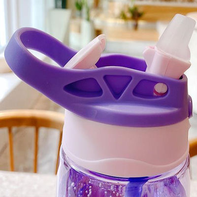 Botellas de agua potable para bebés de plástico recubiertas contra la corrosión con logotipo y pajitas personalizados