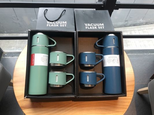Conjunto de botellas portátiles de acero inoxidable de doble pared de 500 ml con dos tazas de café