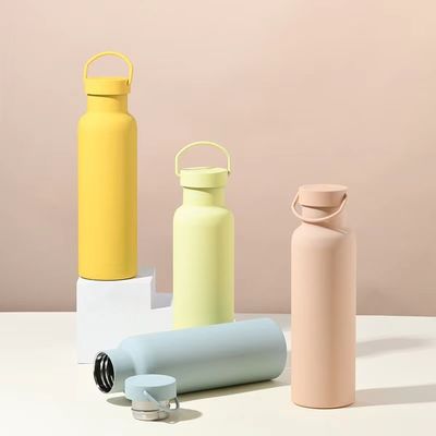 Botella de vacío desechable de acero inoxidable de color sólido Taza deportiva aislada con mango