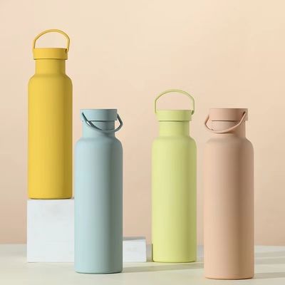 Botella de vacío desechable de acero inoxidable de color sólido Taza deportiva aislada con mango