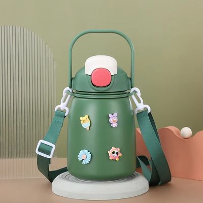 Botella de agua aislada de acero inoxidable de 800 ml de capacidad con tapa de tapa libre de BPA con paja