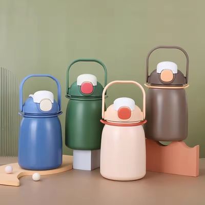 Botella de agua aislada de acero inoxidable de 800 ml de capacidad con tapa de tapa libre de BPA con paja