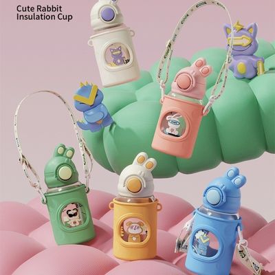 Botella de agua escolar para niños con correa de diseño de dibujos animados y rendimiento aislante térmico
