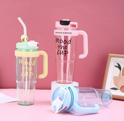 Taza de agua de plástico 900ml Botella de aerosol libre de BPA para niñas Deportes al aire libre y viajes