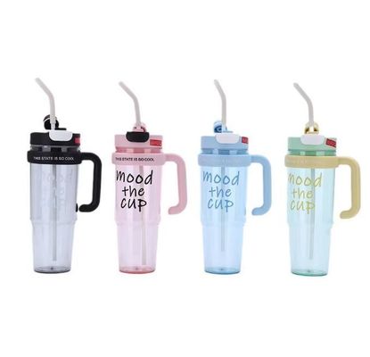 Taza de agua de plástico 900ml Botella de aerosol libre de BPA para niñas Deportes al aire libre y viajes