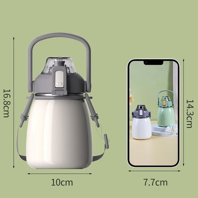 Botella de agua de acero inoxidable de tipo metálico aislada