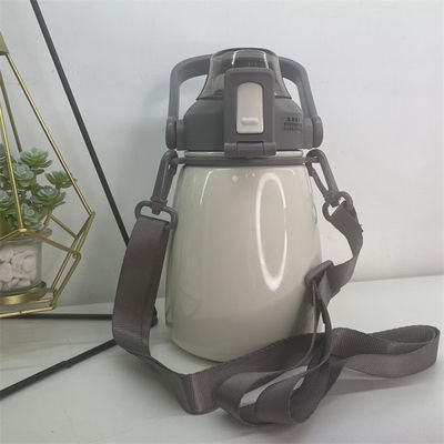 Botella de agua de acero inoxidable de tipo metálico aislada