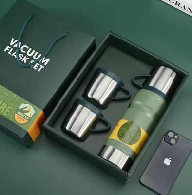 Conjunto de regalos personalizados de negocios gris claro botella de agua aislada de 680 ml doble pared de acero inoxidable 304 frasco térmico de vacío con 2 tazas