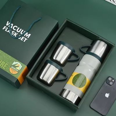 Conjunto de regalos personalizados de negocios gris claro botella de agua aislada de 680 ml doble pared de acero inoxidable 304 frasco térmico de vacío con 2 tazas