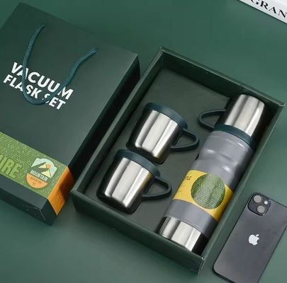 Conjunto de regalos personalizados de negocios gris claro botella de agua aislada de 680 ml doble pared de acero inoxidable 304 frasco térmico de vacío con 2 tazas
