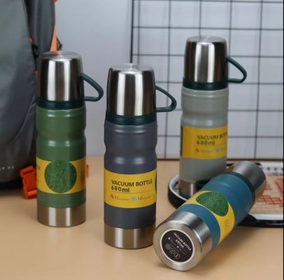Conjunto de regalos personalizados de negocios gris claro botella de agua aislada de 680 ml doble pared de acero inoxidable 304 frasco térmico de vacío con 2 tazas
