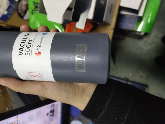Botellas de agua aisladas con 2 tazas Logotipo personalizado Conjunto de regalo de tazas de viaje de acero inoxidable