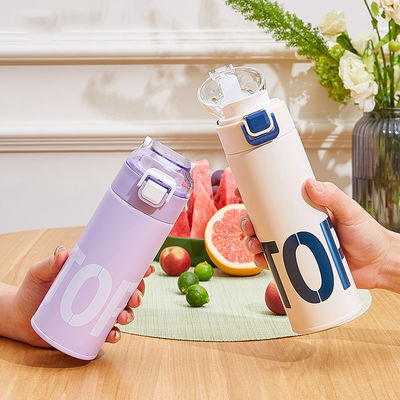 Hermoso frasco de vacío de acero inoxidable con copa recta y aislamiento superior