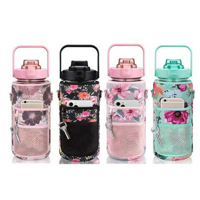 Botella de agua de 2 litros amigable para viajar con manga de almacenamiento y marcador de tiempo Diseño motivacional