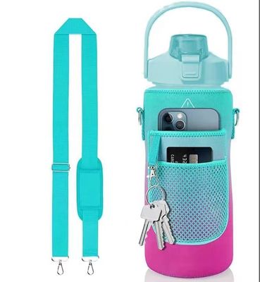 Botella de agua de 2 litros amigable para viajar con manga de almacenamiento y marcador de tiempo Diseño motivacional
