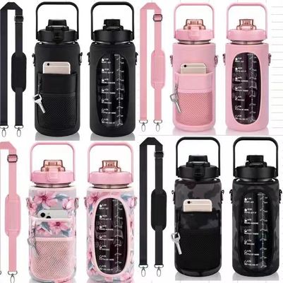 Botella de agua de 2 litros amigable para viajar con manga de almacenamiento y marcador de tiempo Diseño motivacional