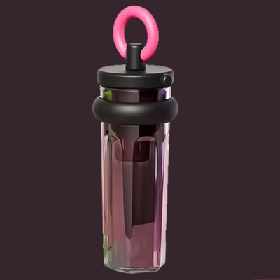 Botella de plástico transparente con paja para viajes