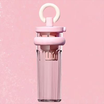 Botella de plástico transparente con paja para viajes