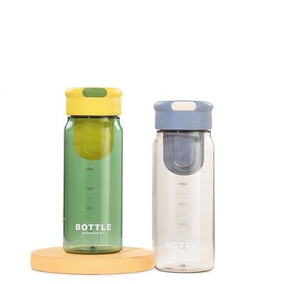 Botella de agua de plástico de 650 ml con infusor de té, taza de mango para estudiantes con balanza