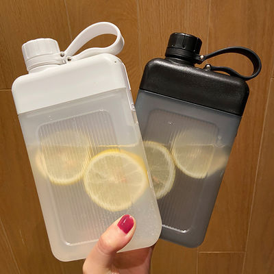 Botella de jugo deportivo portátil de plástico cuadrado de 450 ml sin BPA con tapa de patrón personalizado