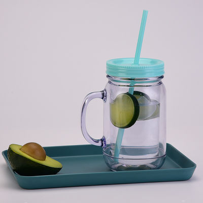 Los compradores comerciales deben tener una botella de agua de plástico transparente para viajar al aire libre