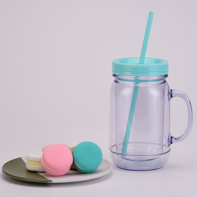 Los compradores comerciales deben tener una botella de agua de plástico transparente para viajar al aire libre