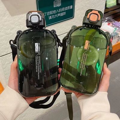 Botella de agua de plástico de 750 ml con paja su necesidad para el ejercicio al aire libre y el fitness