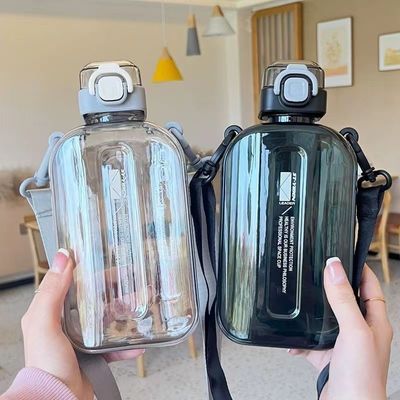 Botella de agua de plástico de 750 ml con paja su necesidad para el ejercicio al aire libre y el fitness