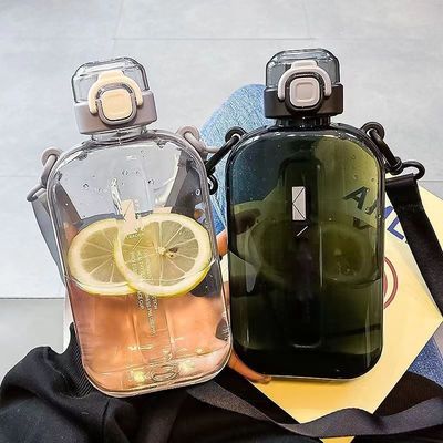 Botella de agua de plástico de 750 ml con paja su necesidad para el ejercicio al aire libre y el fitness