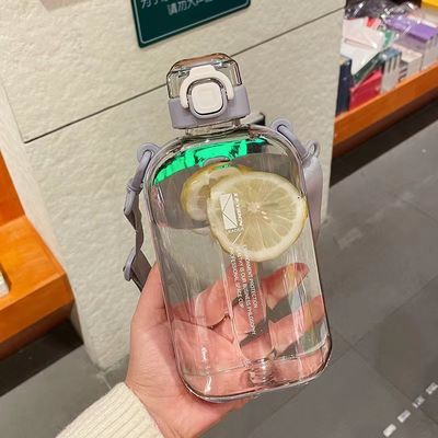 Botella de agua de plástico de 750 ml con paja su necesidad para el ejercicio al aire libre y el fitness