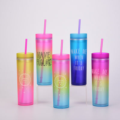 Botella de agua de plástico de tipo paja razonable con tapa láser Compatible y oferta