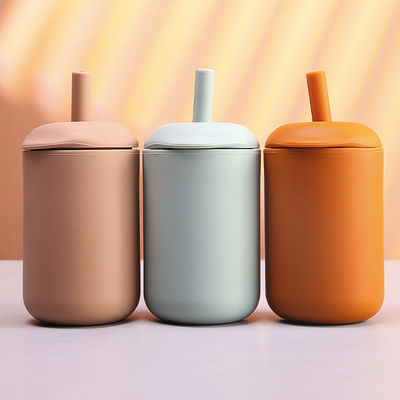 Novedad Color de arcilla para bebés Moda para bebidas al aire libre Botella de agua de silicona con paja