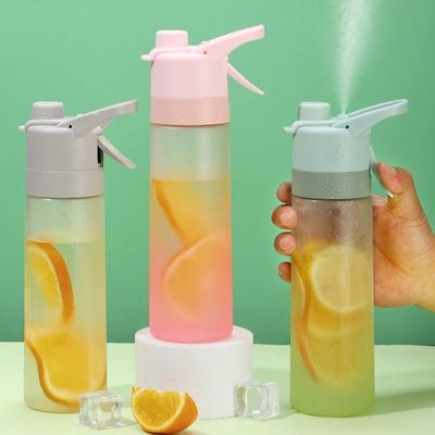 Diseño Logotipo personalizado Botellas de spray de plástico de 650 ml para deportes al aire libre Botella creativa