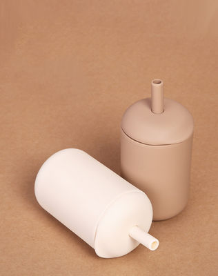 Novedad Color de arcilla para bebés Moda para bebidas al aire libre Botella de agua de silicona con paja